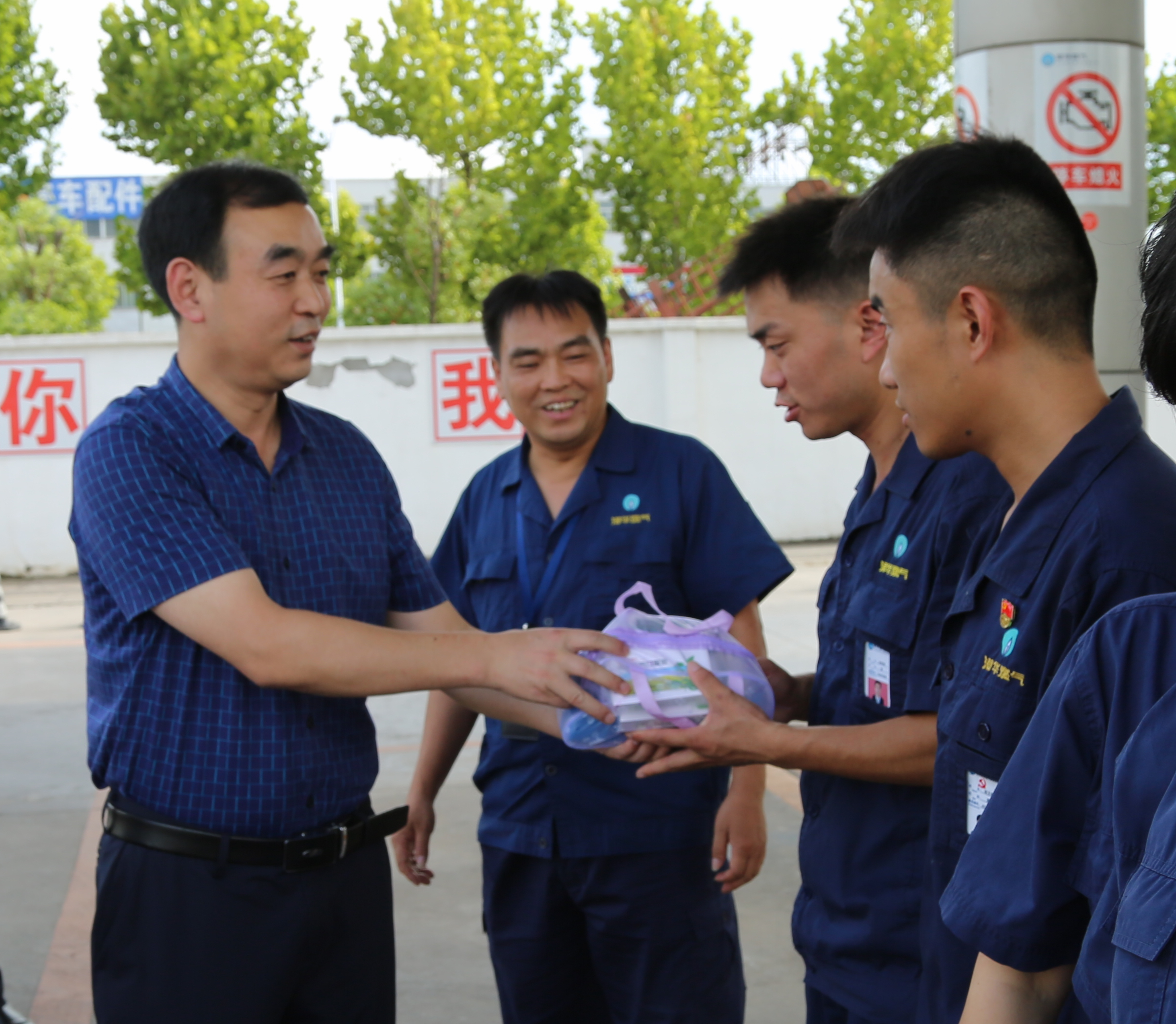 市城管局殷金紅副局長(cháng)率隊慰問(wèn)燃氣一線(xiàn)員工